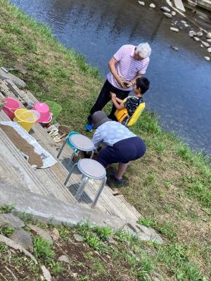 泥団子づくりに挑戦している様子
