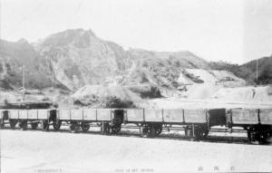 日向和田の石灰石採掘場と無蓋貨車