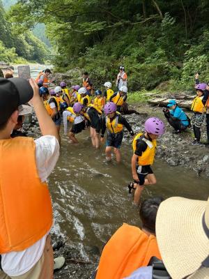 魚の掴み取りに挑戦している様子