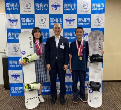 10月9日表敬訪問（全日本ジュニアスキー選手権大会スノーボードクロス部門優勝選手2名）の写真