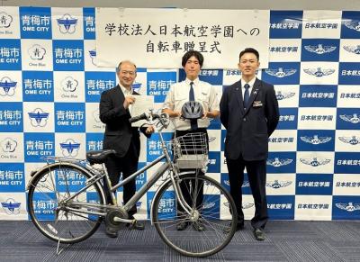 10月10日日本航空学園への自転車贈呈式の写真