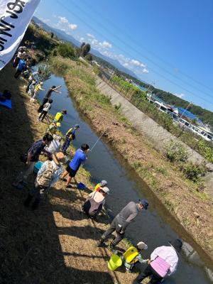 釣りに挑戦している様子