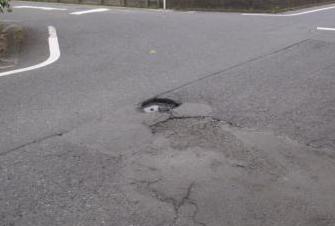 道路が陥没している写真
