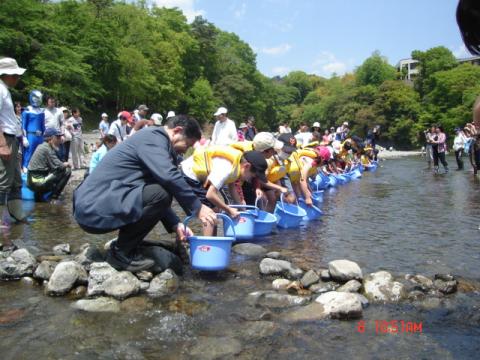 がんばれ！あゆっ子、副市長も一緒に放流してます