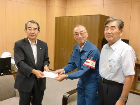 石巻市長へ支援金を手渡す竹内市長