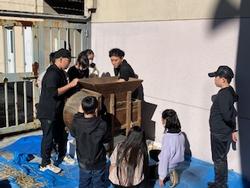 5年生が脱穀を行いましたの画像1