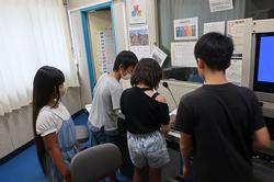 放送室で下校の放送の画像