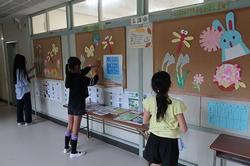 図書室廊下の装飾の画像