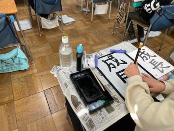 筆に集中している子供たちの画像2
