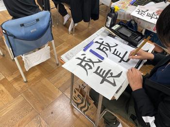 筆に集中している子供たちの画像4
