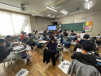 筆に集中している子供たちの画像5