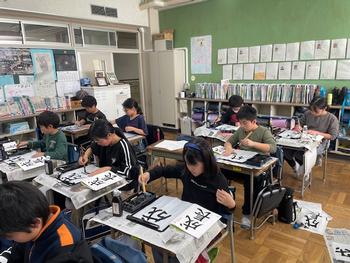 筆に集中している子供たちの画像6