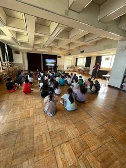 視聴覚室での作戦会議の画像