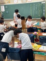 3時間目は、隣の2年2組の授業の画像2