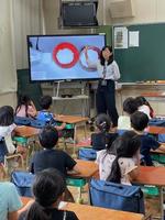 電子黒板に写された2つの白い粉の画像1