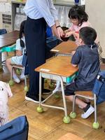 角田先生が実際にお椀をもって回っていくの画像2