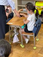 角田先生が実際にお椀をもって回っていくの画像3