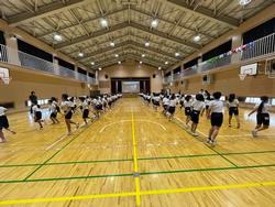 体育館での隊形練習に充てることになった中学年の画像2