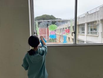 ガラスに絵を描く図工の授業の画像3