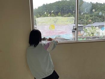 ガラスに絵を描く図工の授業の画像4