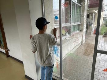 ガラスに絵を描く図工の授業の画像8