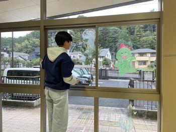 ガラスに絵を描く図工の授業の画像11