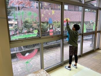 ガラスに絵を描く図工の授業の画像12
