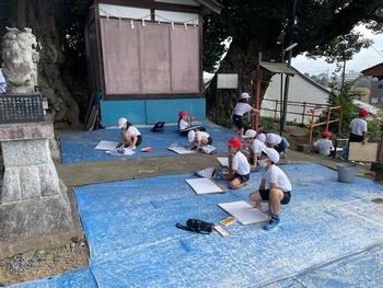 3年2組さんと一緒に学校の北側、師岡神社に出かけましたの画像3