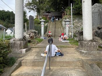 3年2組さんと一緒に学校の北側、師岡神社に出かけましたの画像4