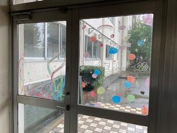 窓に絵の画像3