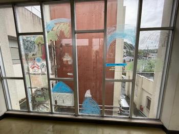 窓に絵の画像6