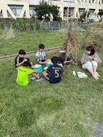 芝生の前には３年生の子供たちとたくさんの竹の画像9