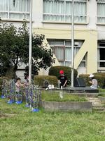 芝生の前には３年生の子供たちとたくさんの竹の画像11