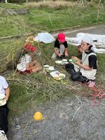 芝生の前には３年生の子供たちとたくさんの竹の画像12