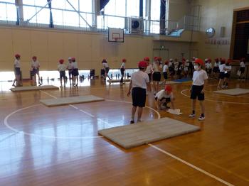 11月29日（金曜日）学年体育　マット運動の画像1