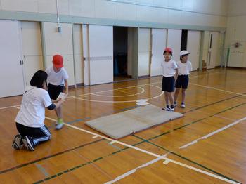 11月29日（金曜日）学年体育　マット運動の画像2