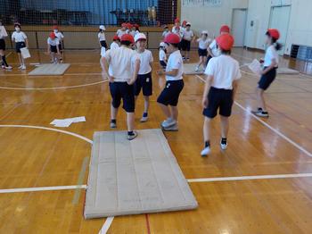 11月29日（金曜日）学年体育　マット運動の画像4