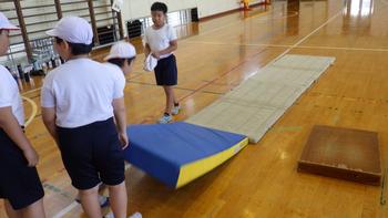 10月30日（水曜日）体育　「マット運動」の画像
