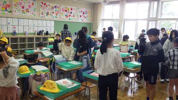 6年　1年生のお世話　任務完了！（5月2日）の画像1