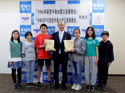 12月13日青梅市立第四小学校からの能登半島地震災害義援金受領式の写真