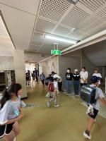 各階段で挨拶をするお兄さんお姉さんの画像3