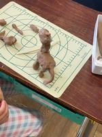 粘土に取り組む子供たちの画像3