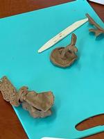 粘土に取り組む子供たちの画像4