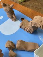 粘土に取り組む子供たちの画像8