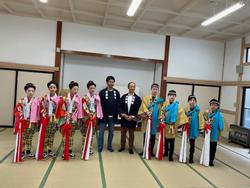 化粧をして衣装に着替えた子供たちに会うことの画像1