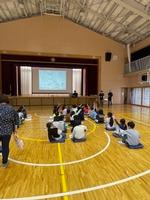 青梅市役所公園緑地課の皆さんにご来校いただき、２年生の子供たちに話の画像1