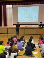 青梅市役所公園緑地課の皆さんにご来校いただき、２年生の子供たちに話の画像2
