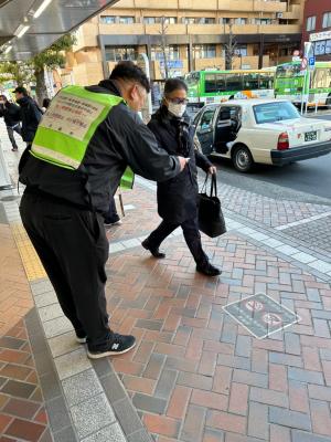 青梅駅でティッシュを配っている様子
