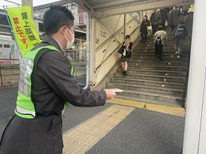東青梅駅でティッシュを配っている様子