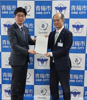 意見交換結果報告書を大勢待市長に提出